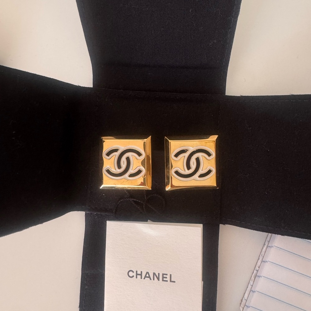 Chanel Gold and Black Clip on earrings - Picture 2 of 10